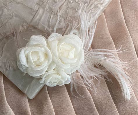 Enfeite de Cabelo Flores Nude e Plumas Damas e Noivas Foll Exclusividade em Acessórios Femininos