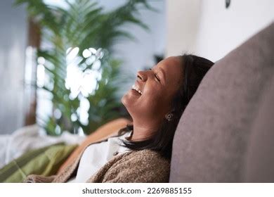 Chica latina sonriendo lateral Más de 4 567 fotos de stock con licencia libres de regalías