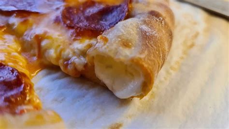 How to Make Easy, Delicious Cheese-Stuffed Crust Pizza