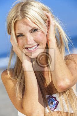 Plakat Trzy piękne kobiety Surfers w bikini z deska surfingowa na plaży na wymiar kobieta