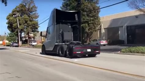 Video Shows How Insanely Fast The New Tesla Semi Truck Can Accelerate