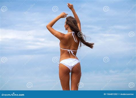 Mujer Sexy En Bikini Blanco Con Fondo Azul Foto De Archivo Imagen De Retrato Libre