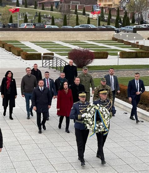 Mehaj Osmani Dhe Jashari Vizitojn Kompleksin Memorial N Prekaz