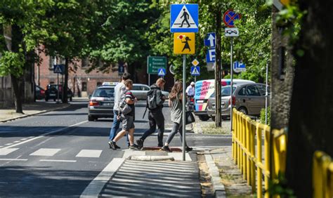 Pieszy Na Drodze Zasady Poruszania Si I Systemy Bezpiecze Stwa