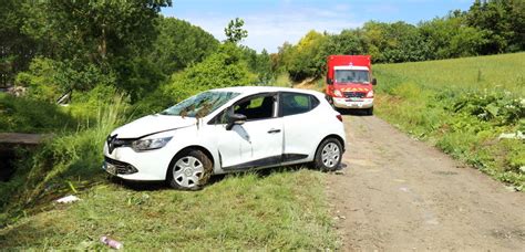 La Voiture Termine Sur Le Toit Dans Un Ruisseau De Loudun