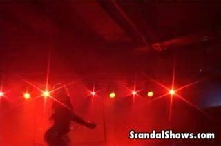 Heiße Brünette lutscht und fickt einen Dildo xHamster