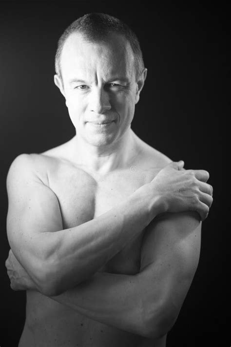 Homem Muscular Do Ajuste Do Nude Despido Foto De Stock Imagem De Seis Preto