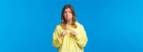 Timide Et Stupide Fille Blonde Kawaii En Sweat Capuche Jaune Tant Modeste Embarrass Dire Je