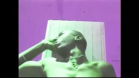 Une MILF noire se fait enculer au bord de la piscine et éjaculer dans la bouche par une bite