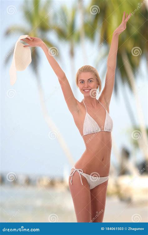 Belle Femme En Bikini Sur La Plage Tropicale Avec La Paume Image Stock