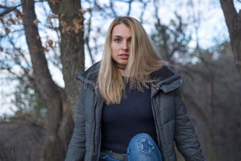 Belle Jeune Femme Blonde Naturelle Photo Stock Image Du Verticale Beaut