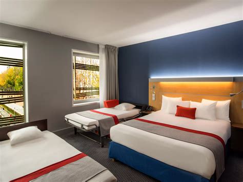 Hotel With Free Breakfast | Holiday Inn Express Paris - Canal De La
