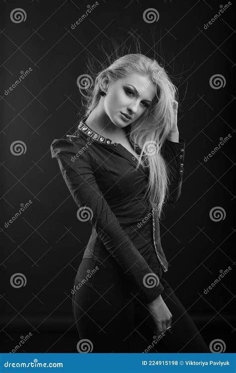 Femme Blonde Glam Aux Cheveux Longs Qui Se Pose En Studio Photo Stock