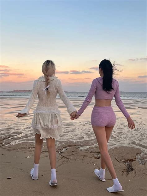 Nóng rực bộ ảnh diện bikini kéo nhau ra biển của các nàng