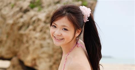 Kana Tsuruta Japanese Gravure Idol Sexy Pink Bikini Running On The Beach JAV Photo Sexy Girl
