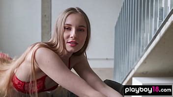 La Petite Muse Blonde Russe Stella Enl Ve Sa Lingerie Rouge Et Pose Xvideos