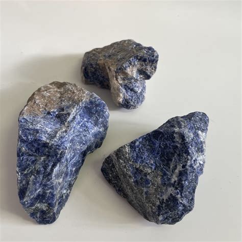 Sodalit prírodný kameň 40-80 g - kamene-svietniky-lampy.sk