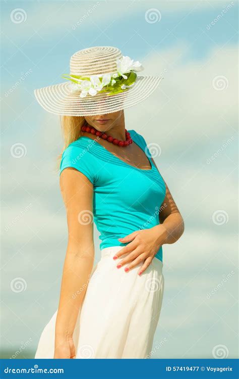 Belle Fille Blonde Dans Le Chapeau Sur La Plage Image Stock Image Du C Te Ressource