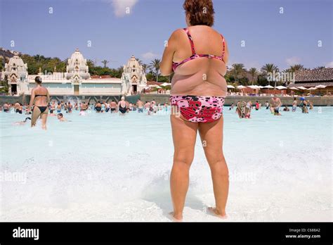 Eine Dicke Frau Im Bikini Im Siam Park Auf Teneriffa Stockfotografie