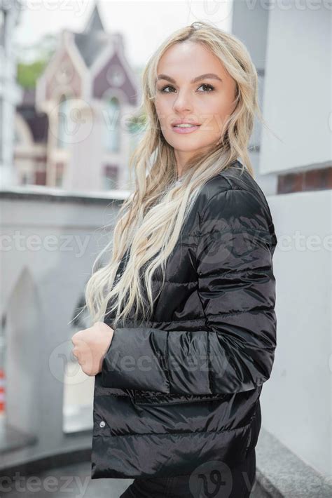 Portrait D Une Belle Blonde 20057067 Photo De Stock Chez Vecteezy