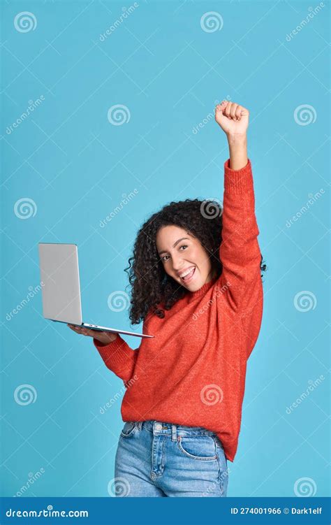 Jovem Feliz Vencedora Latina Segurando Laptop Em Azul Foto De Stock Imagem De Comece
