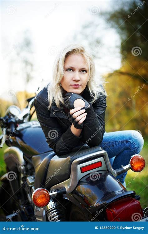 La Blonde S assied Sur La Moto Photo stock Image du été sports