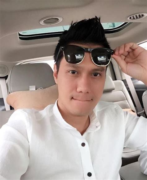 Diễn viên Việt Anh thừa nhận hot boy cầm cờ là cháu trai mình có gia thế cực khủng khiến dân mạng