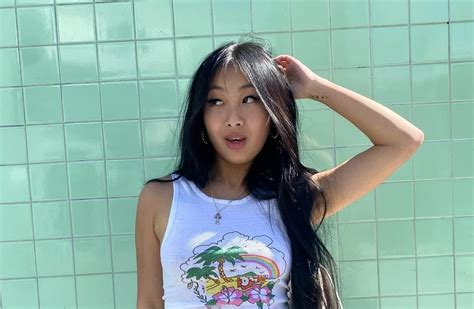 Elle tire sur son string Jade Hallyday fait polémique en bikini