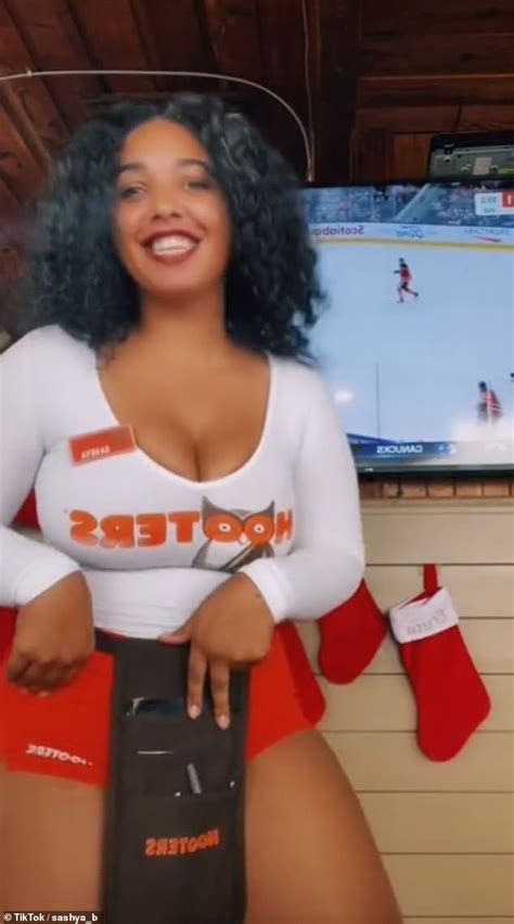 I M One Of Hooters Only XL Waitresses People Say I M The Hottest Hot Lifestyle News