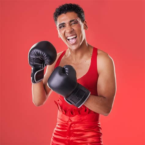 Guantes De Boxeo Y Retrato De Un Hombre Gay Emocionado Por Una Pelea Aislada En Un Fondo Rojo En