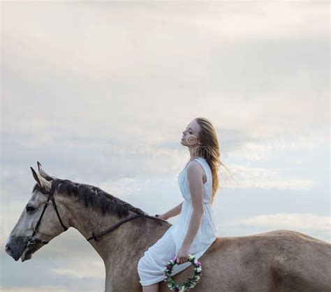 Blonde Junge Frau Mit Einem Majestätischen Hengst Spielt Stockbild Bild von tier haar
