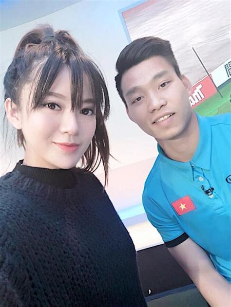 Hot girl và hot boy Tú Linh xinh đẹp chụp ảnh cùng U Việt Nam vợ chồng Tố Như đi