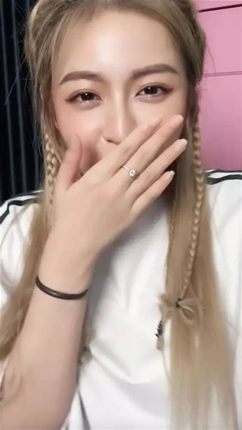 Hot girl trứng rán phát hiện bạn trai ngoại tình trên sóng livestream trà xanh gửi ảnh thiếu