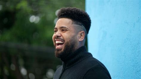 Un joven negro riendo y sonriendo retrato se enfrenta a una persona brasileña latina hispana