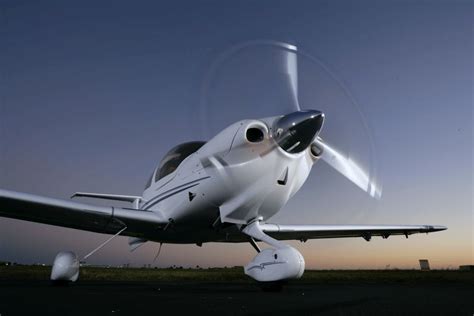 Vyhlídkový let letadlem Diamond DA40 pro 2 osoby Praha - Letňany ...