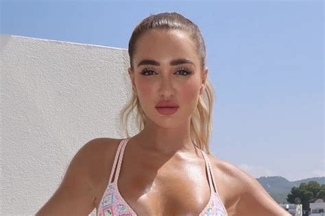 Star de la télé réalité pose en bikini minuscule et affiche son corps impeccable sur les réseaux