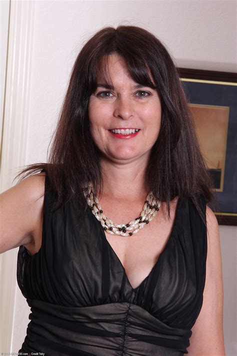 Gorgeous MILF Sherry Lee Shows Off Her Small Tits Her Bald Pussy