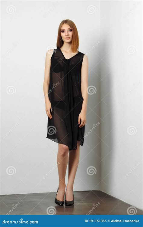 Modella Sexy In Biancheria Da Letto Nera E Negligenza Trasparente Gambe Nude E Tacchi Alti