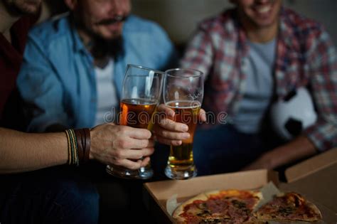 El Tostar Con La Cerveza Foto De Archivo Imagen De Joven