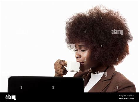 Junge Schwarze Lateinamerikanische Gesch Ftsf Hrerin Aus Latina Mit Afro Haaren L Chelt Beim