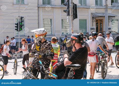 Passeio Da Bicicleta Em Ucr Nia Kiev 1 De Junho De 2019 Imagem De