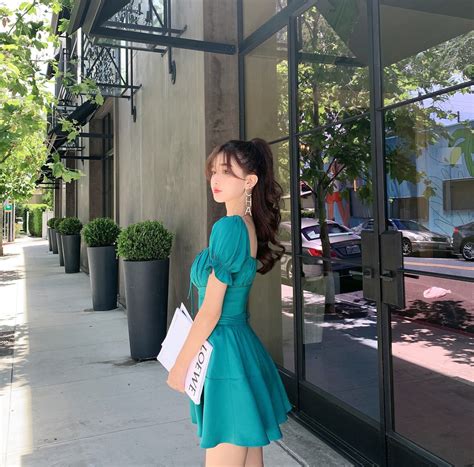 Hot girl hớ hênh để lộ vòng 1 khi livestream cùng bạn thân Sự cố hay lại chiêu trò PR