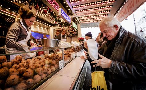 Bakker Verkoopt Oliebollen Met Tony S Chocolonely