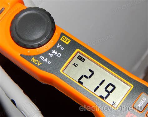 Как проверить напряжение в розетке мультиметром