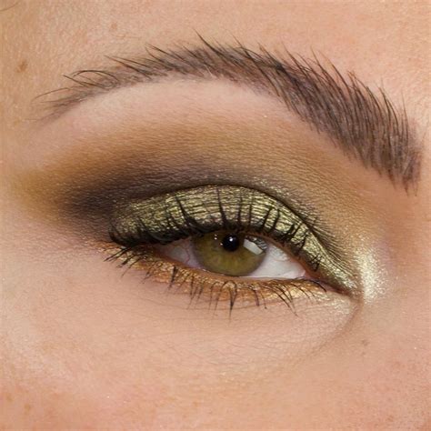 Gold Smokey Eye Makeup