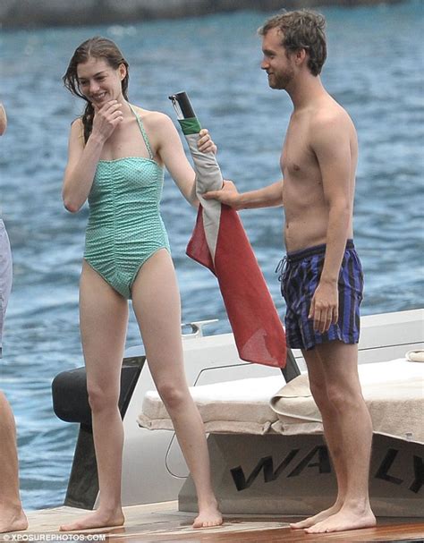 Anne Hathaway Hot Wallpaper Anne Hathaway Hot Bikini Anne Hathaway Swimsuit