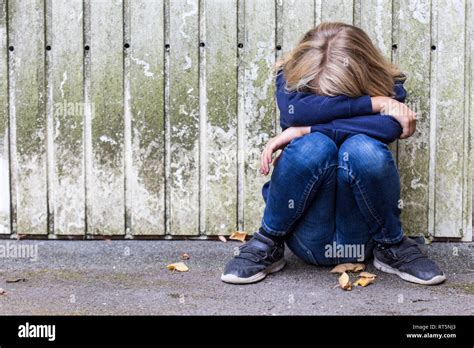 Visage Cach De Fille Blonde Banque De Photographies Et Dimages Haute R Solution Alamy