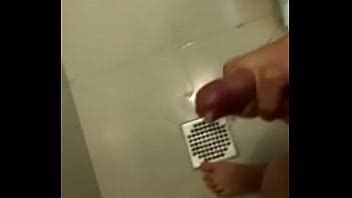Joven pajeándose en el baño XVIDEOS