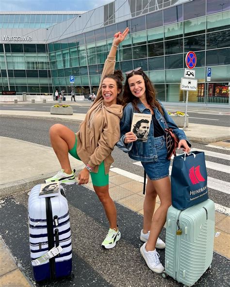 Joanna Jędrzejczyk wyleguje się w wodzie w samym bikini Eksponuje zgrabne pośladki i biust