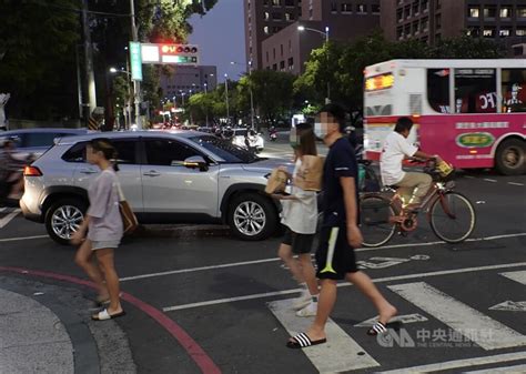 推行人專用時相 王國材：造成開車族多等紅燈請包涵 生活 中央社 Cna